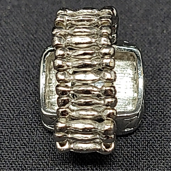 SILVER TONE METAL WITH A LARGE CLEAR RHINESTONE STRETCH RING (COSTUME JEWELRY) - Picture 5 of 9